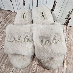 Dearfoams Bride To Be Ivory Faux Fur Slippers Size 7-8 Gold Metallic Embroidery